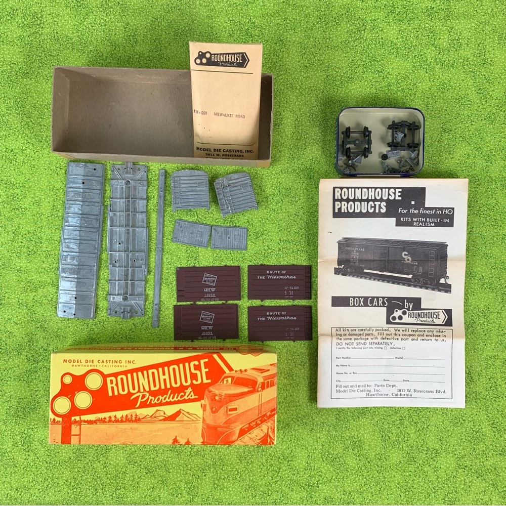 Roundhouse Products “Hiawatha” Brown Metal HO Train Box Car.